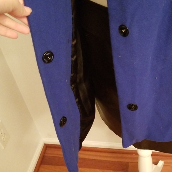 Collection by Gallery Woman Coat - Picture 4 of 6